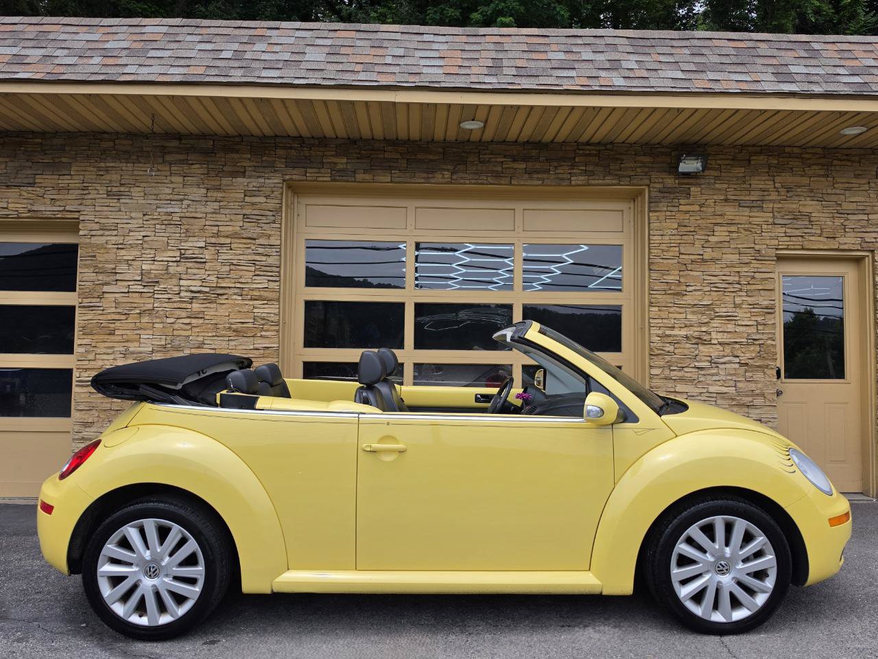 Used 2008 Volkswagen Beetle SE FWD image 7