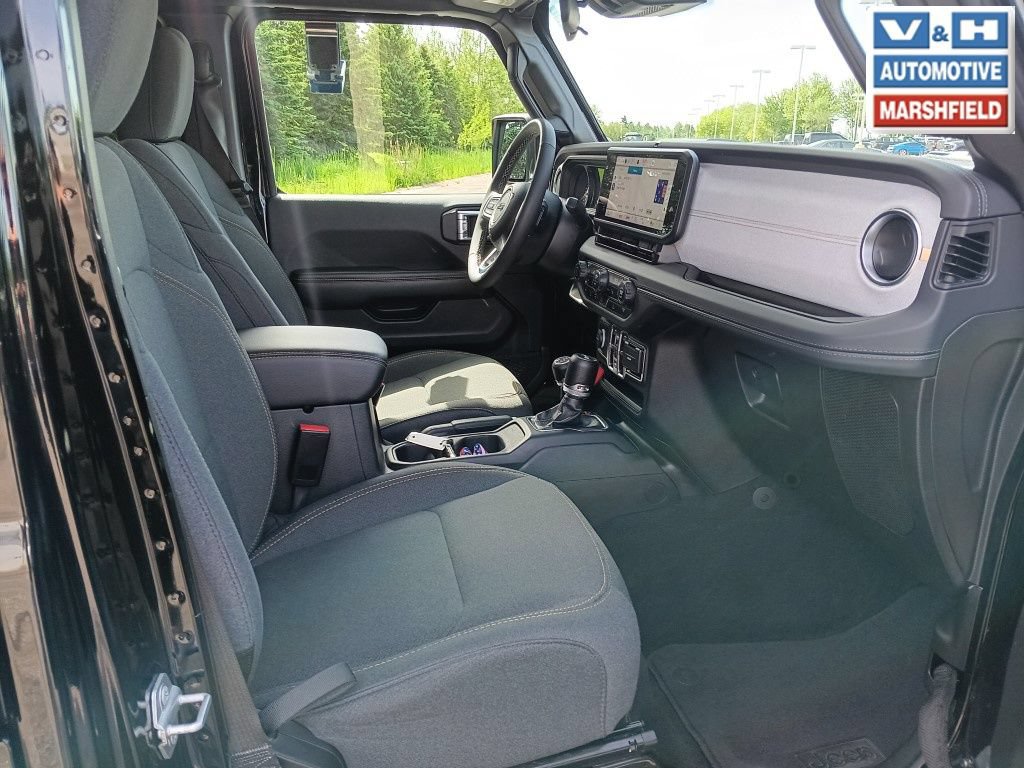 Used 2025 Jeep Wrangler Unlimited Sahara AWD/4WD image 18