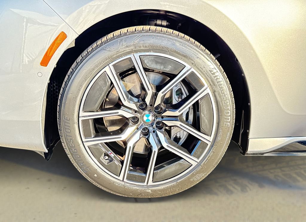 Used 2023 BMW 740i w/ Parking Assistance Package image 39