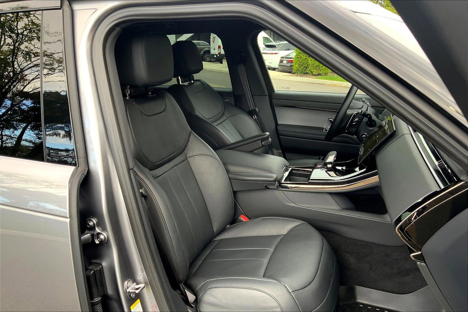 Used 2025 Land Rover Range Rover Sport image 8