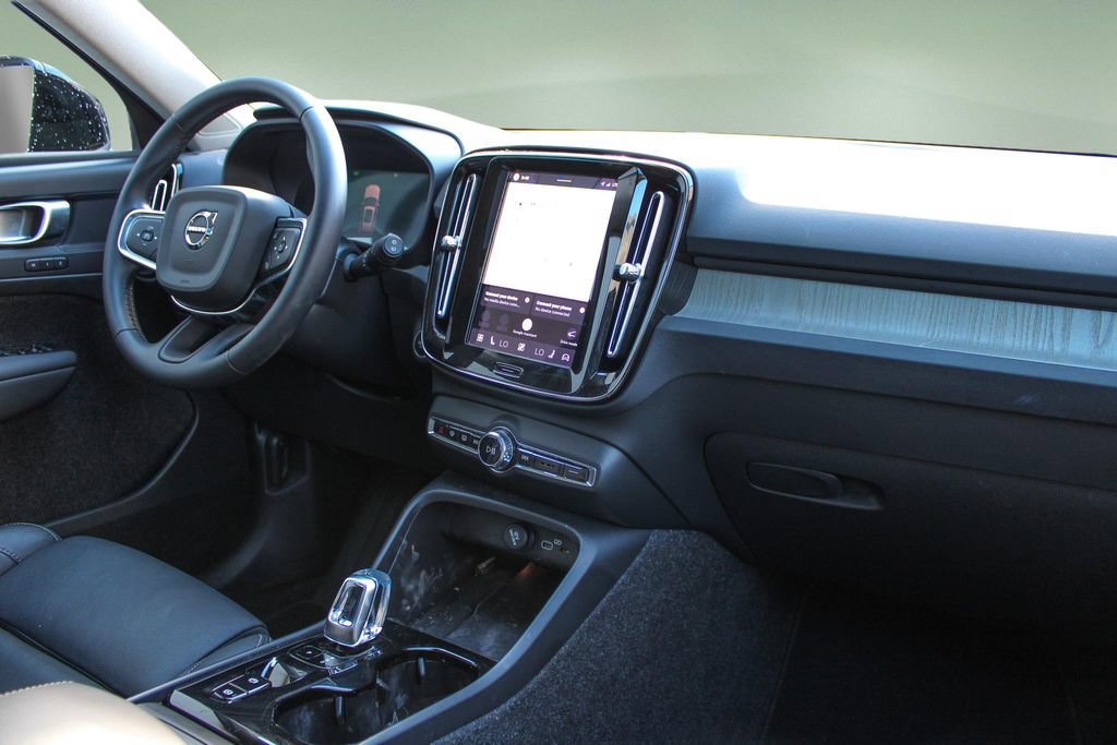 Certified 2025 Volvo XC40 B5 Plus AWD/4WD image 21
