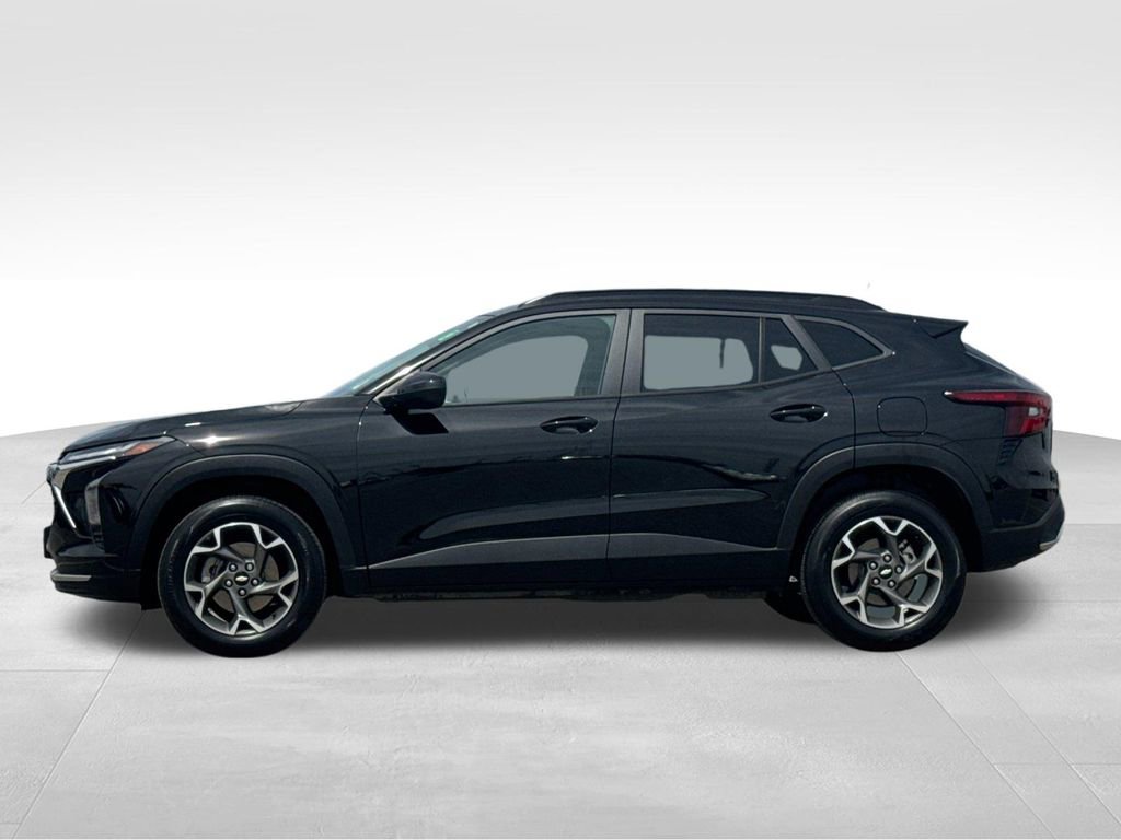 Used 2024 Chevrolet Trax LT FWD image 2