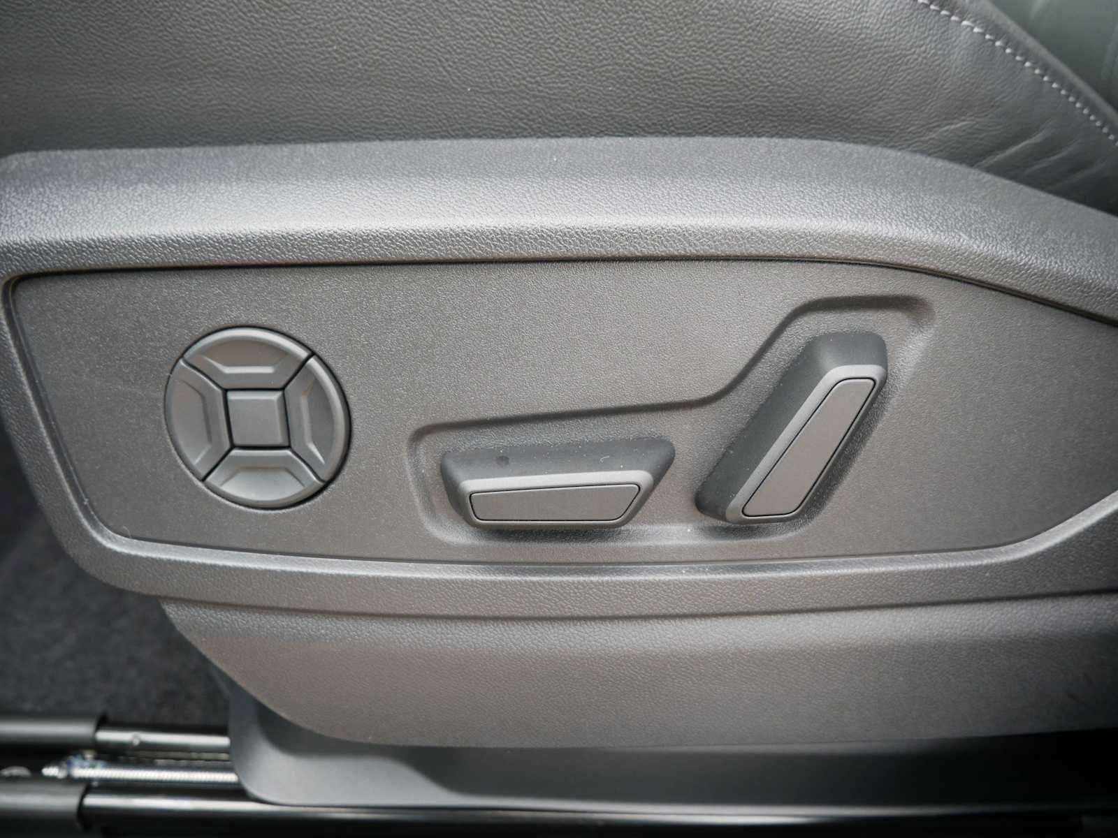 Used 2025 Audi Q5 Premium Plus w/ Premium Plus AWD/4WD image 12