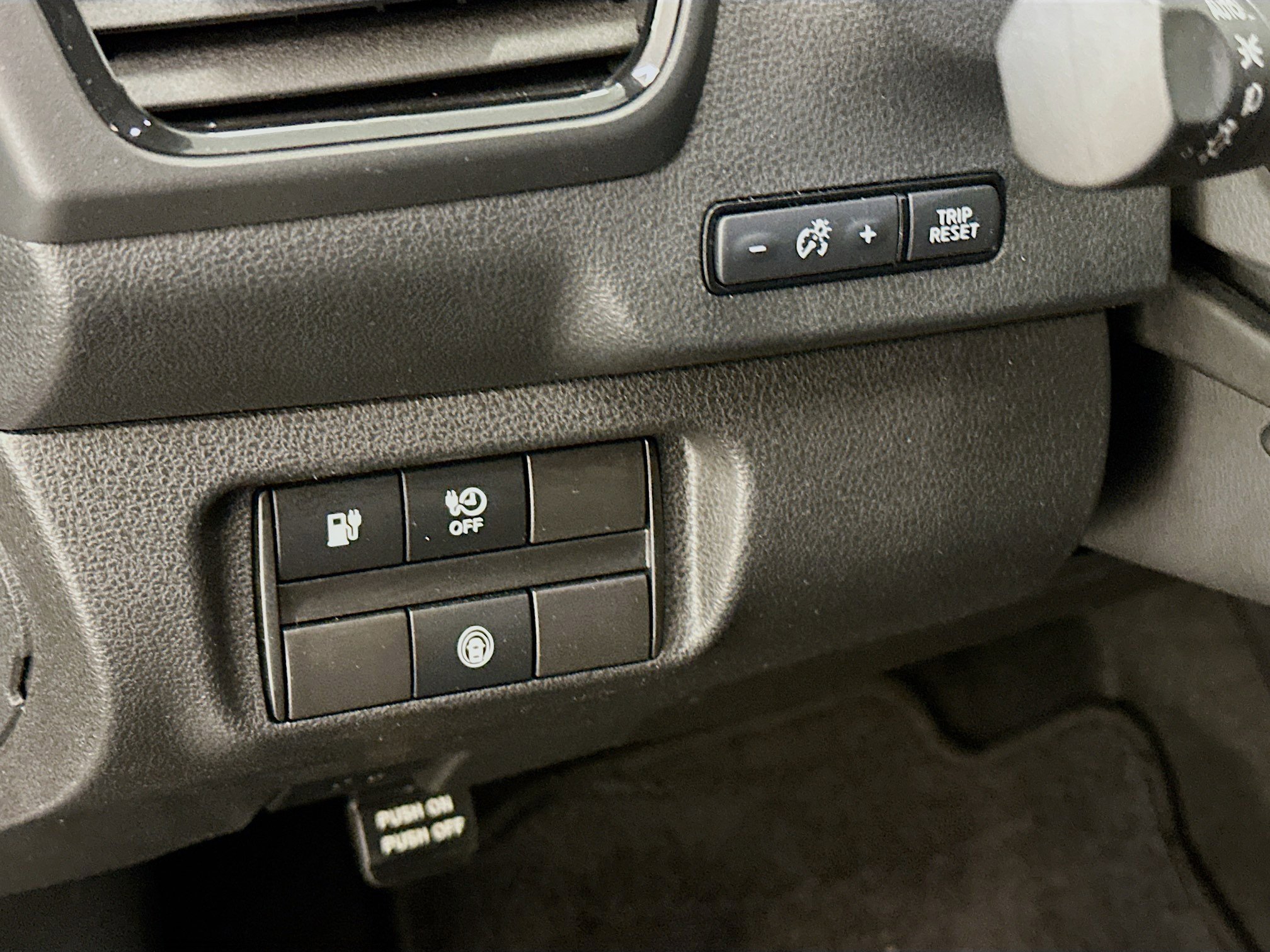 Used 2025 Nissan Leaf S image 17