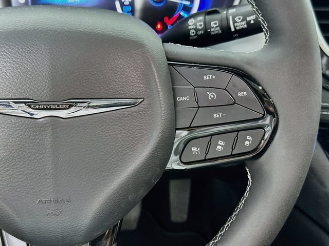 Used 2025 Chrysler Pacifica Premium FWD image 23