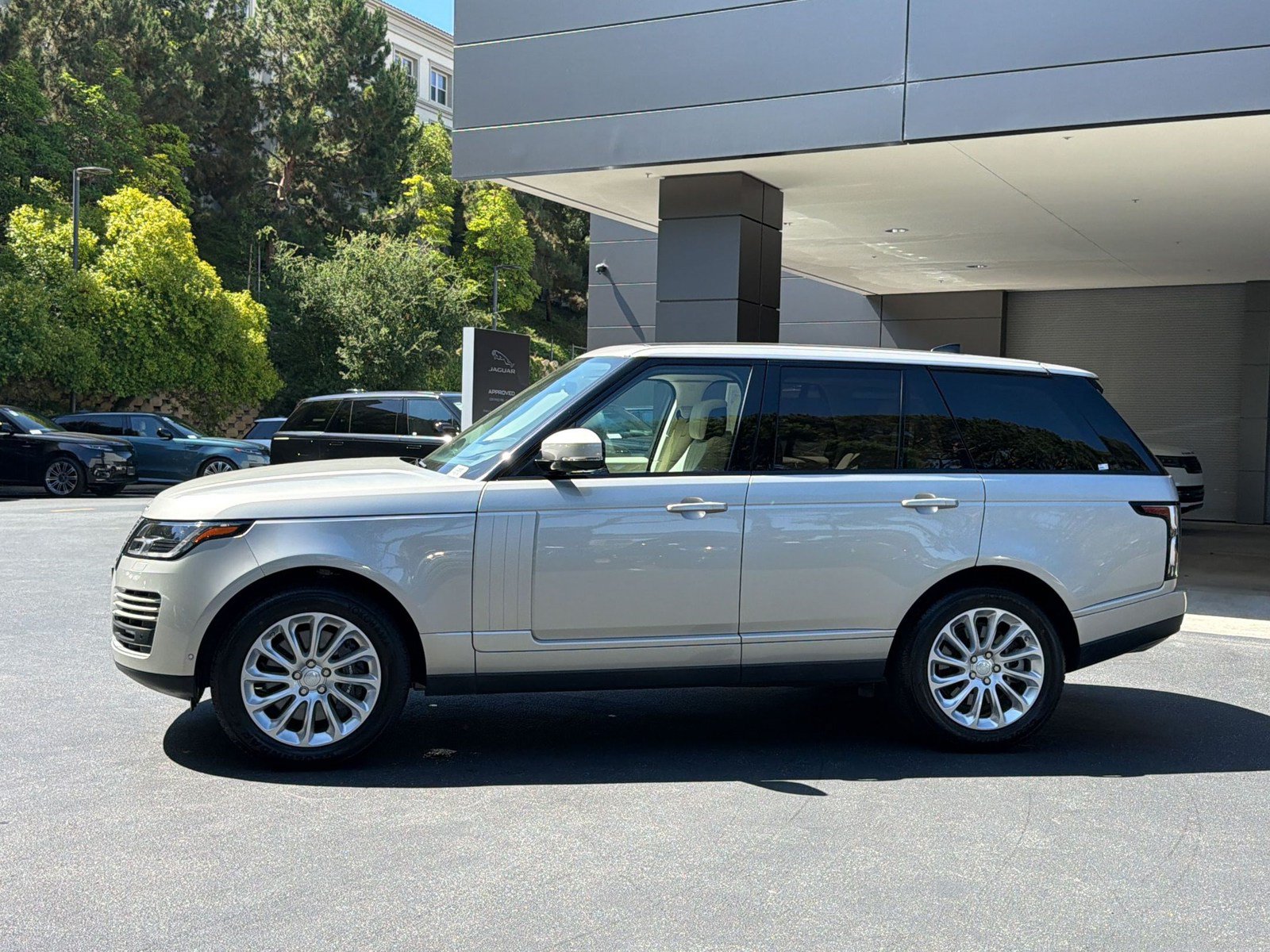 Used 2018 Land Rover Range Rover HSE AWD/4WD image 2