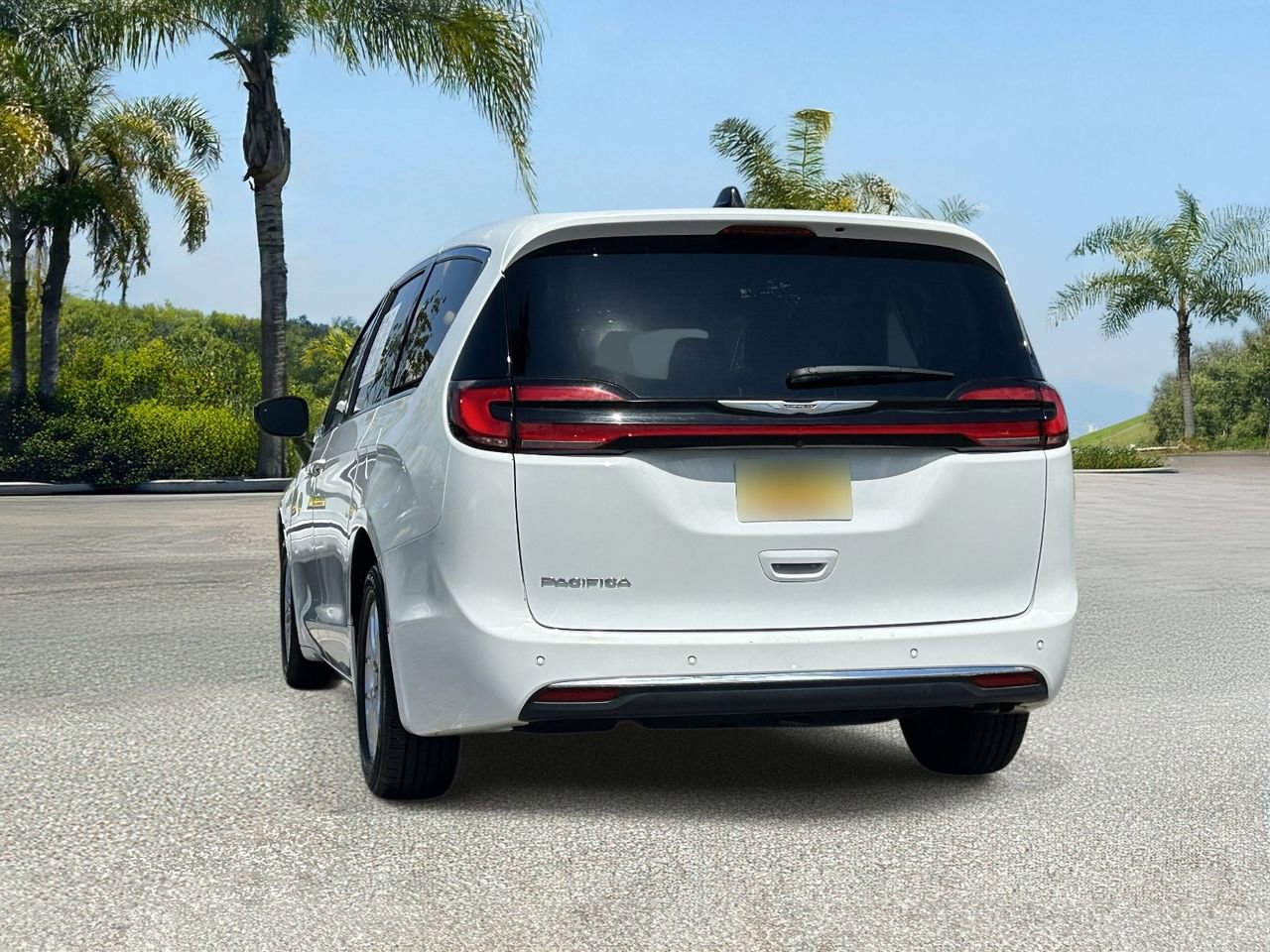Used 2023 Chrysler Pacifica Touring-L image 4