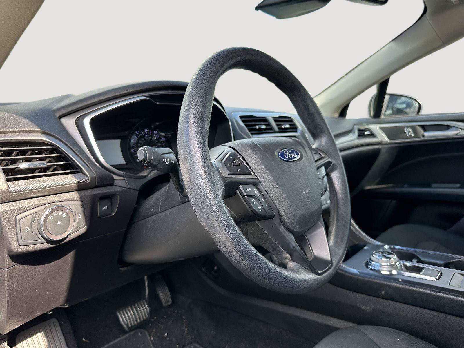Used 2019 Ford Fusion SE FWD image 11