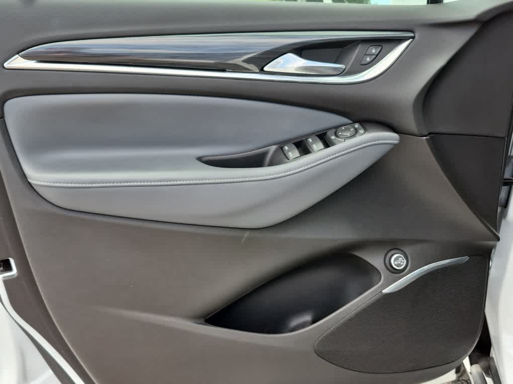 Used 2018 Buick Enclave Essence FWD image 13