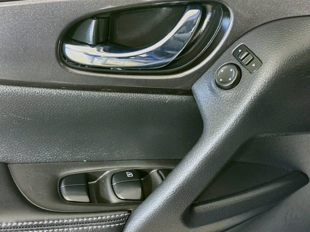 Used 2020 Nissan Rogue SV FWD image 23