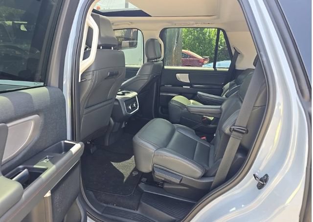 Used 2025 Ford Expedition Active RWD image 3