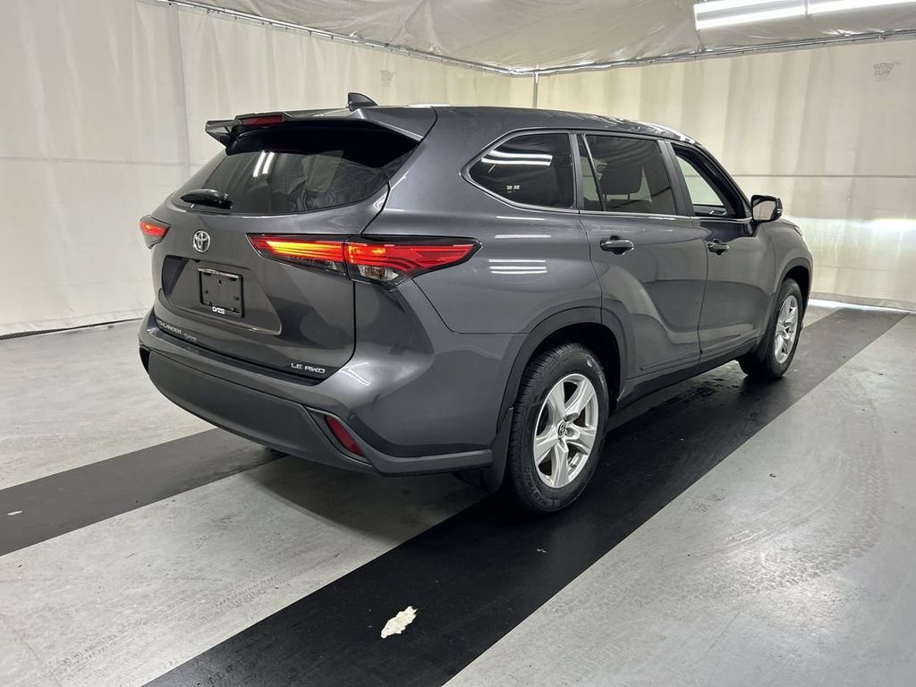 Used 2023 Toyota Highlander LE AWD/4WD image 2