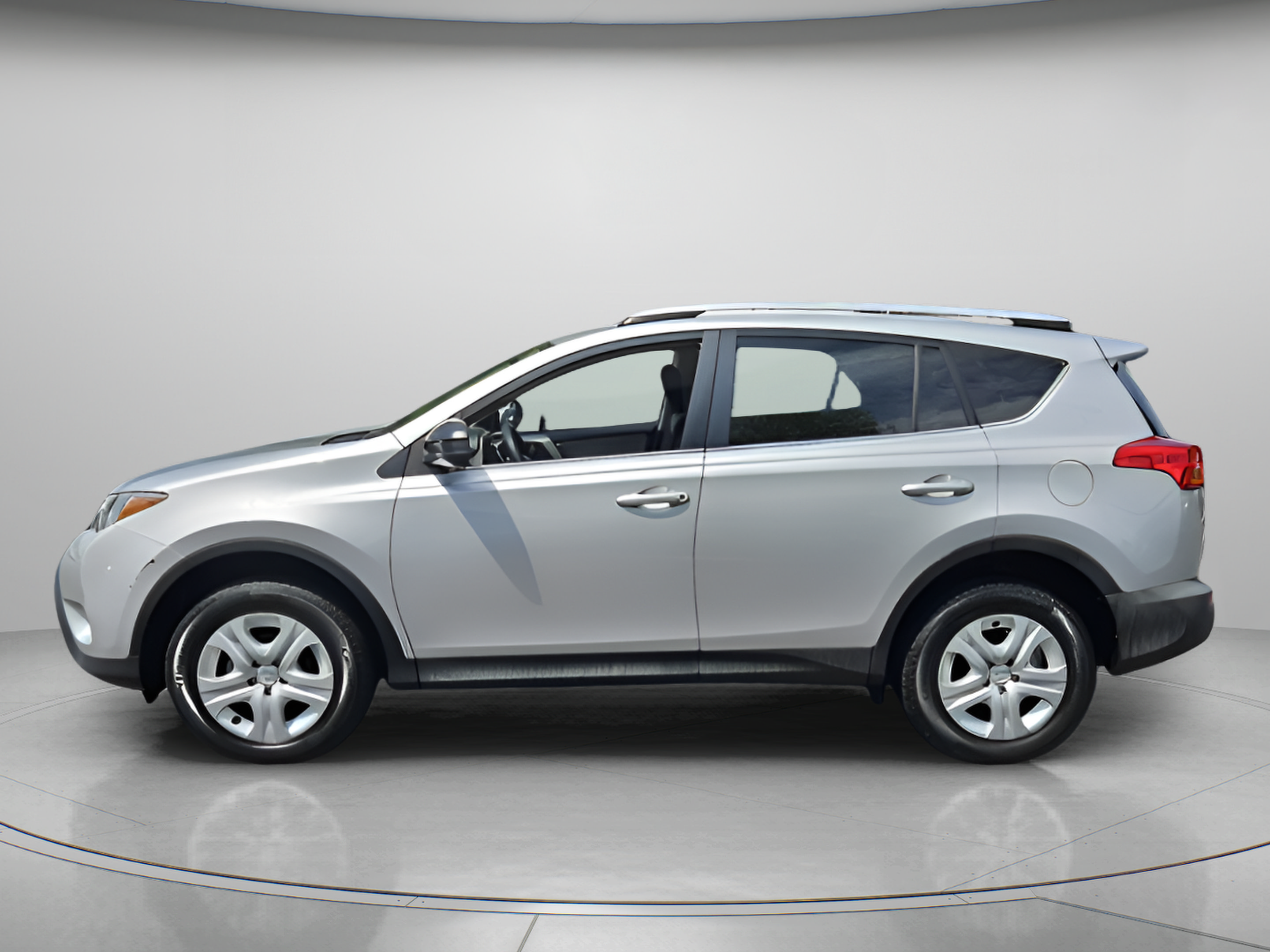 Used 2015 Toyota RAV4 LE FWD image 2