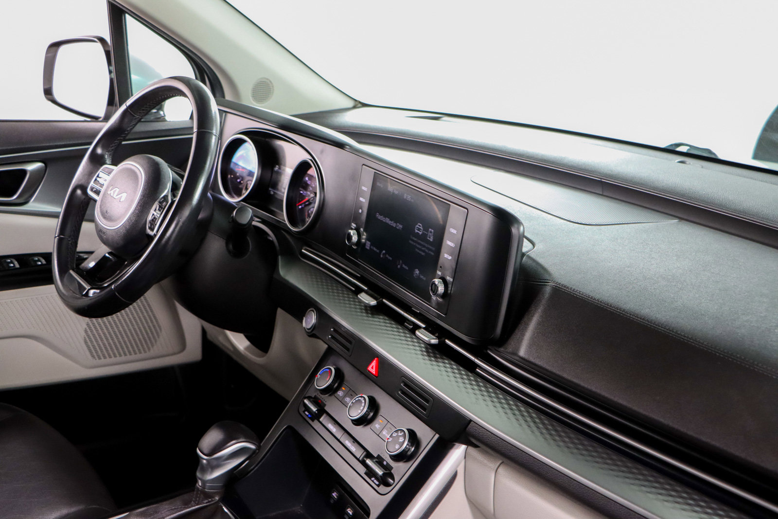 Used 2023 Kia Carnival LX FWD image 26