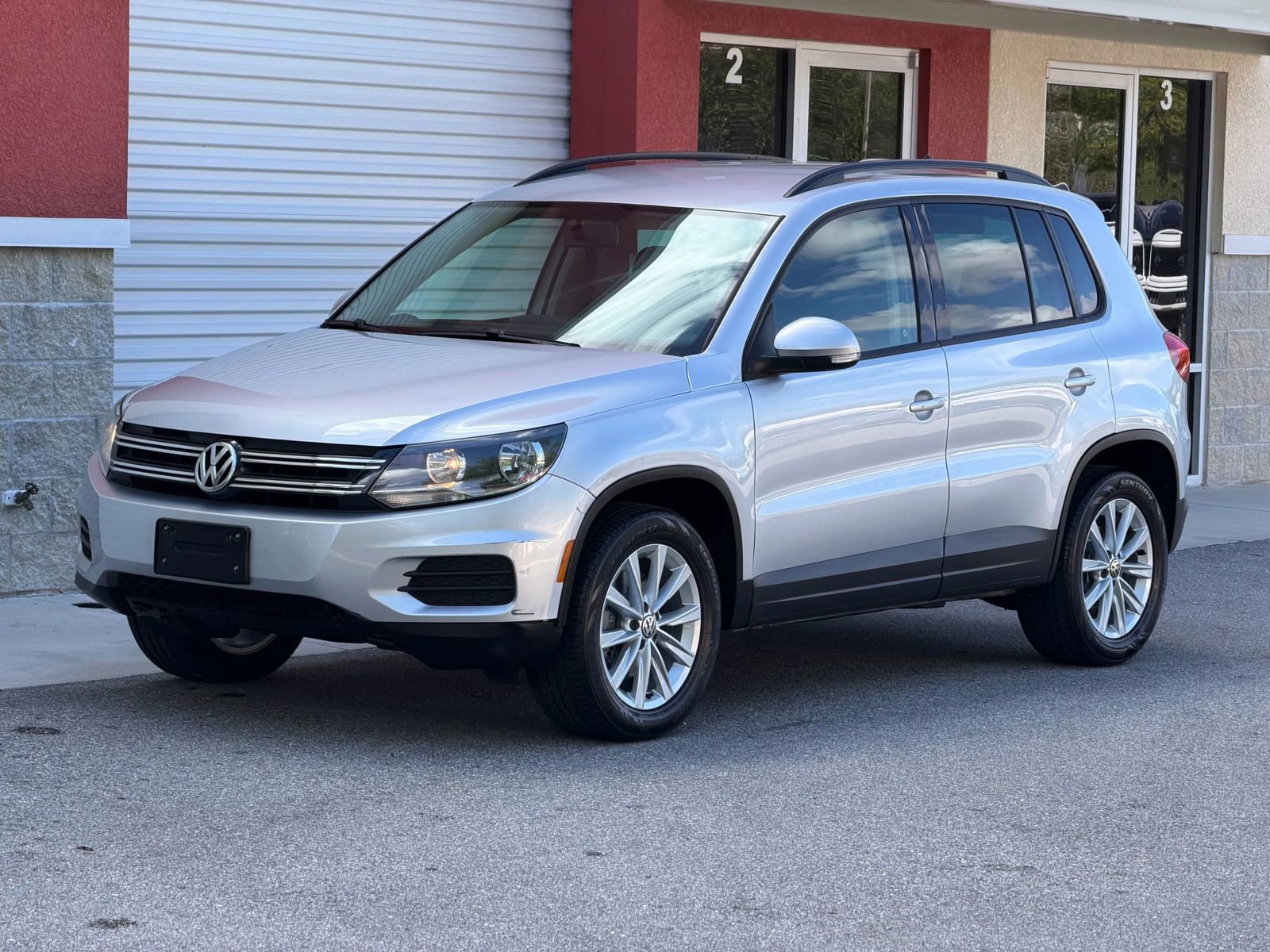 Used 2015 Volkswagen Tiguan SE image 13