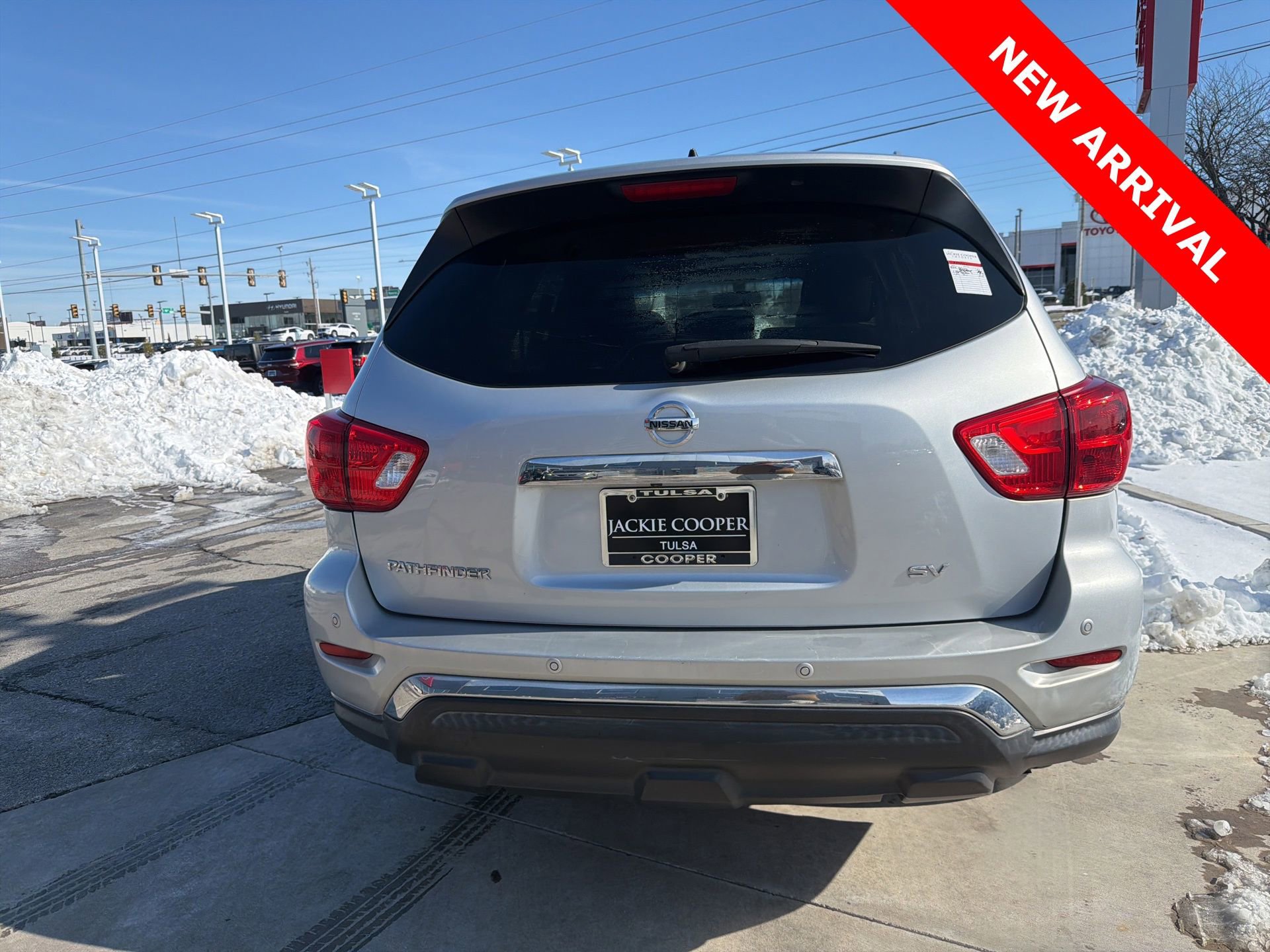 Used 2018 Nissan Pathfinder SV image 5