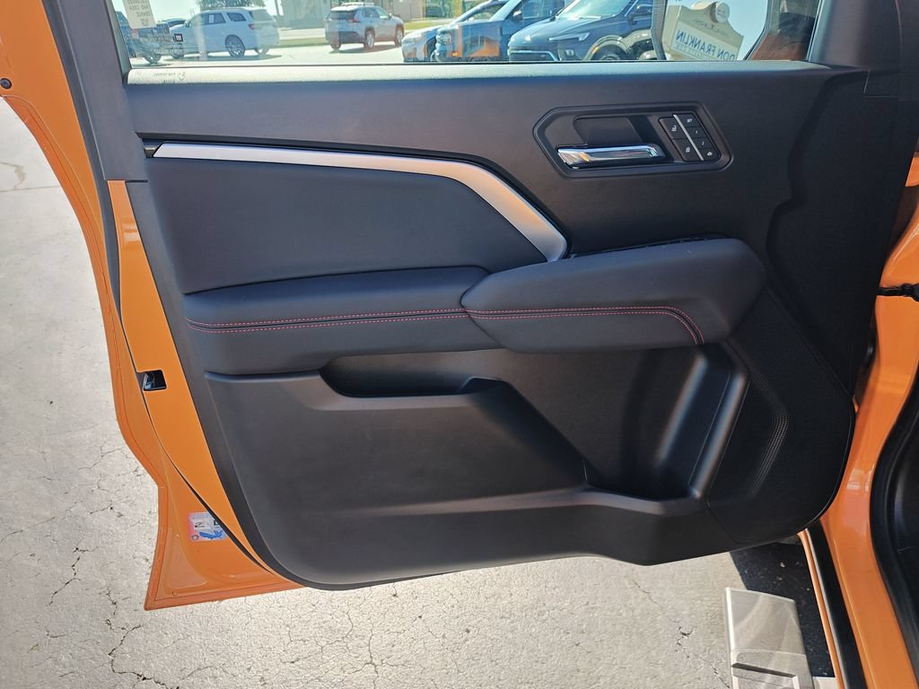 Used 2025 Chevrolet Colorado Z71 w/ Midnight Edition AWD/4WD image 12