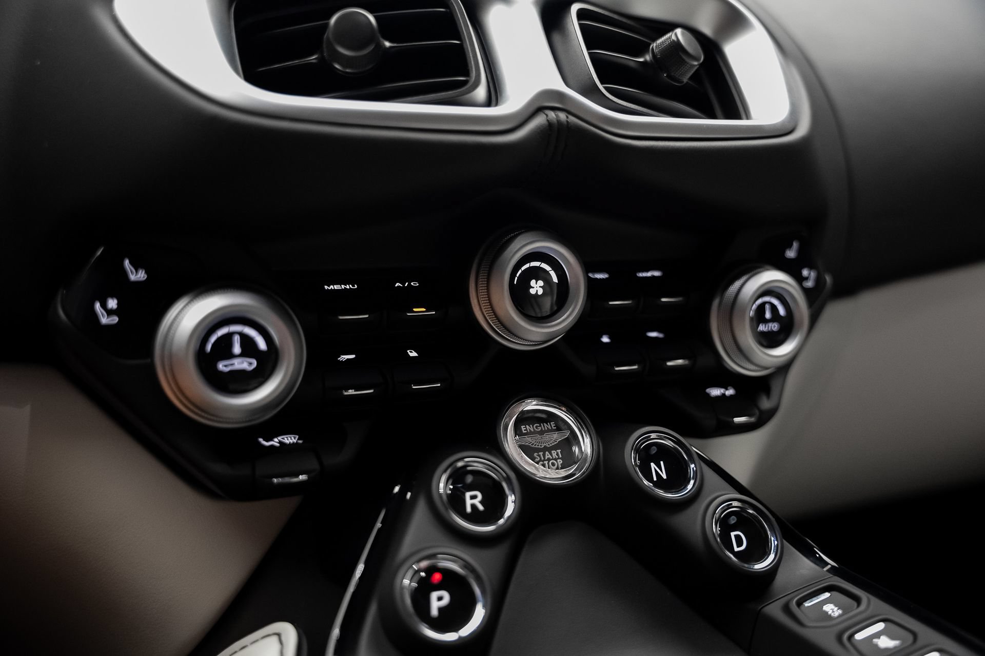 Used 2023 Aston Martin V8 Vantage Coupe RWD image 48