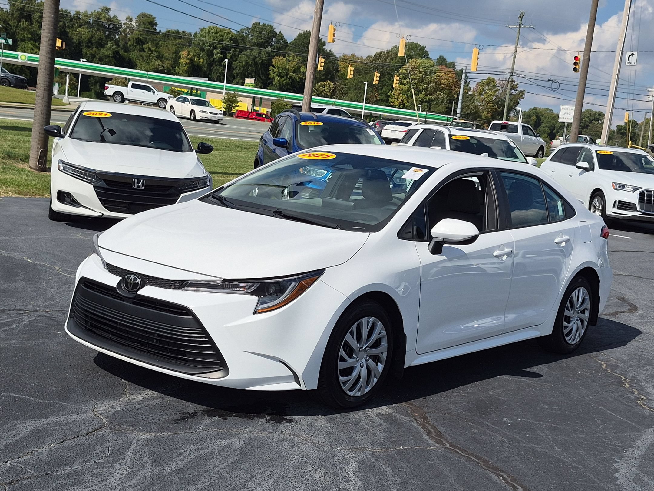 Used 2025 Toyota Corolla LE FWD image 1