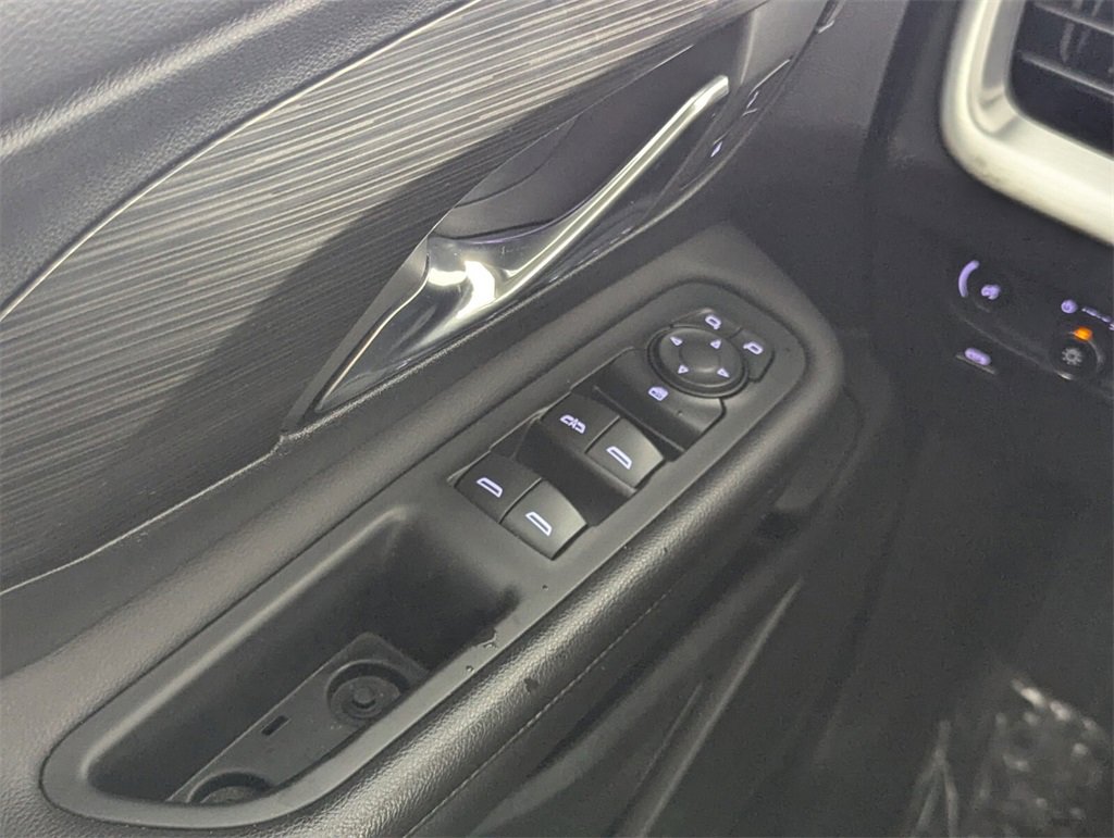 Used 2022 GMC Terrain SLE w/ Driver Convenience Package image 16