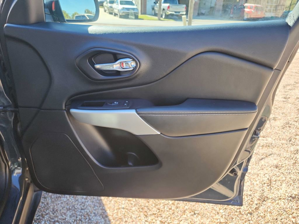 Used 2018 Jeep Cherokee Latitude Plus image 29