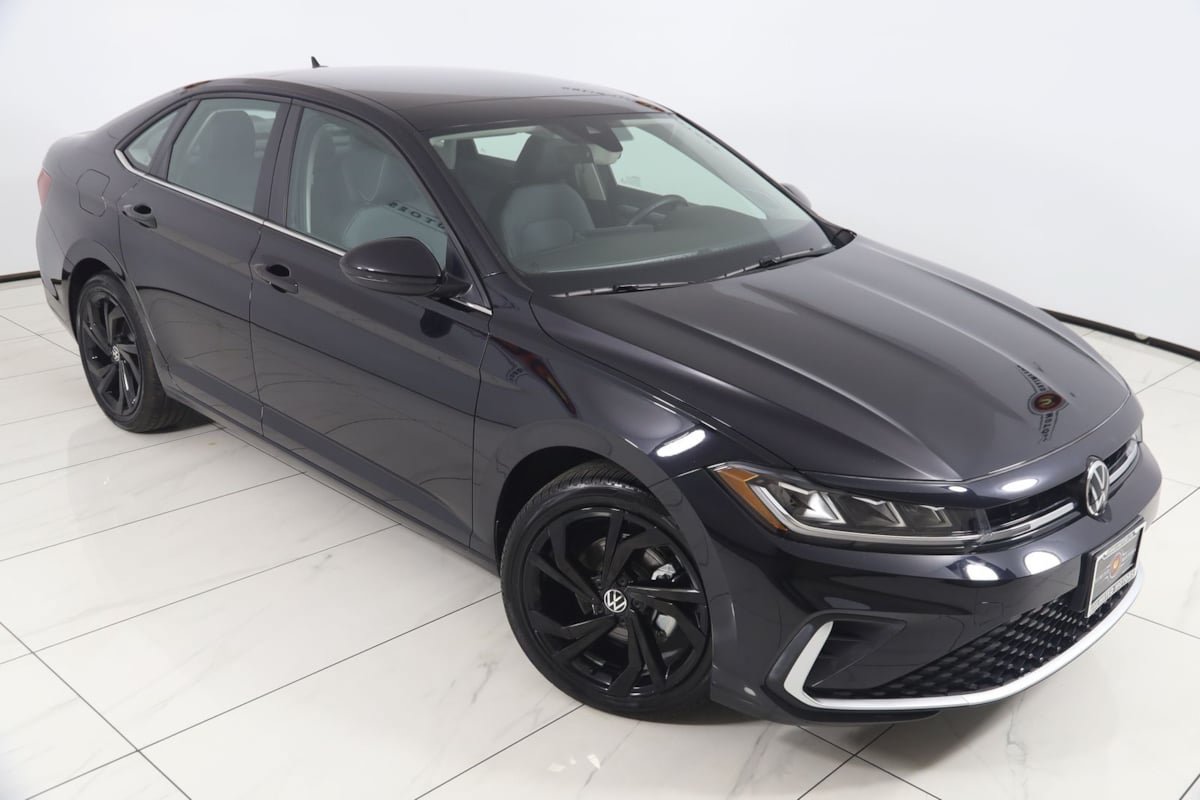 Used 2025 Volkswagen Jetta SE w/ Sunroof Package FWD image 18