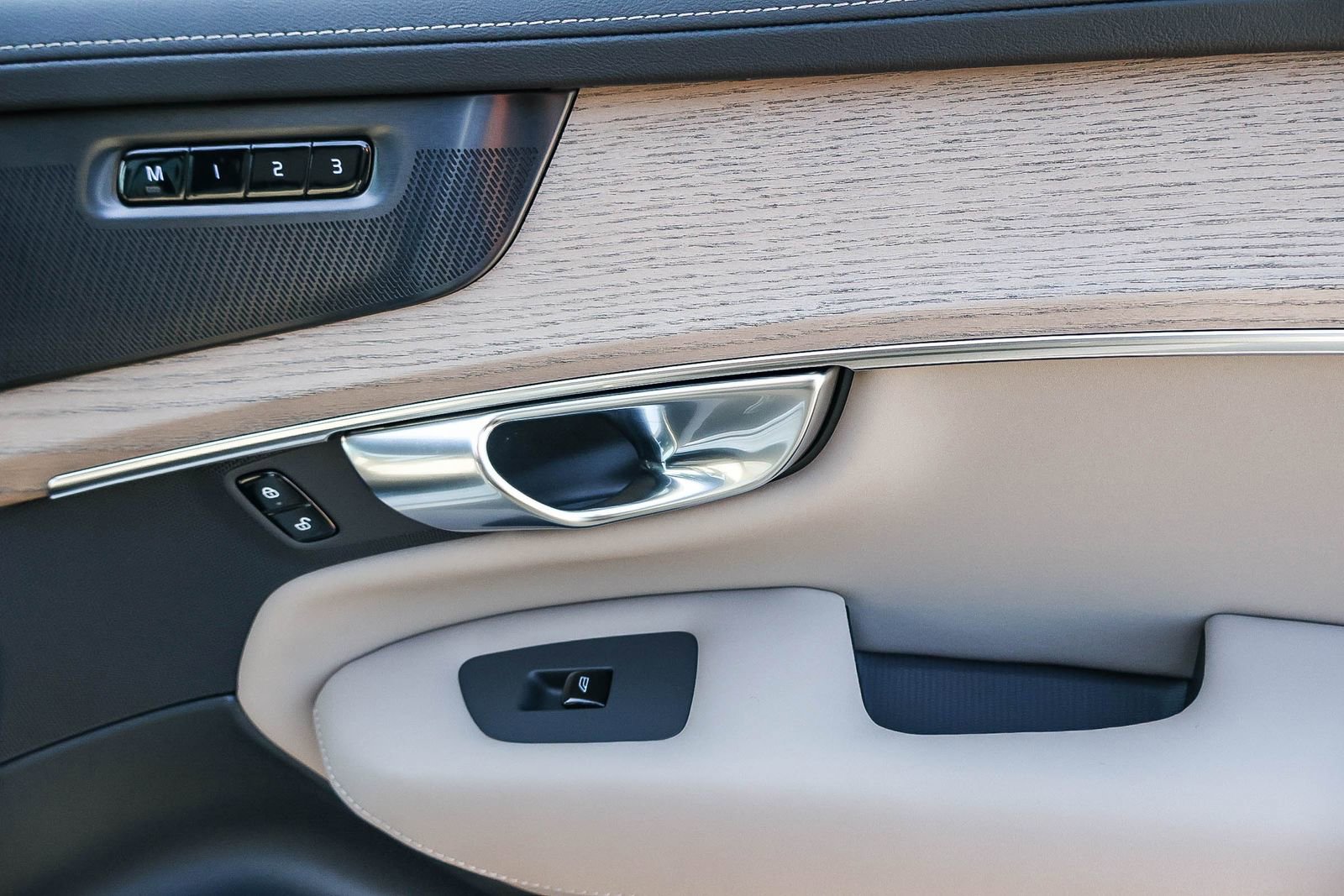 New 2026 Volvo XC90 B6 Ultra w/ Protection Package image 19