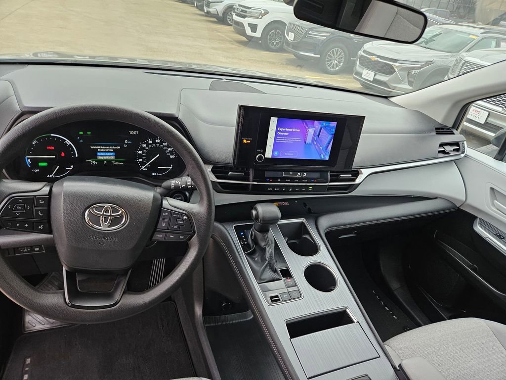 Used 2025 Toyota Sienna LE FWD image 16