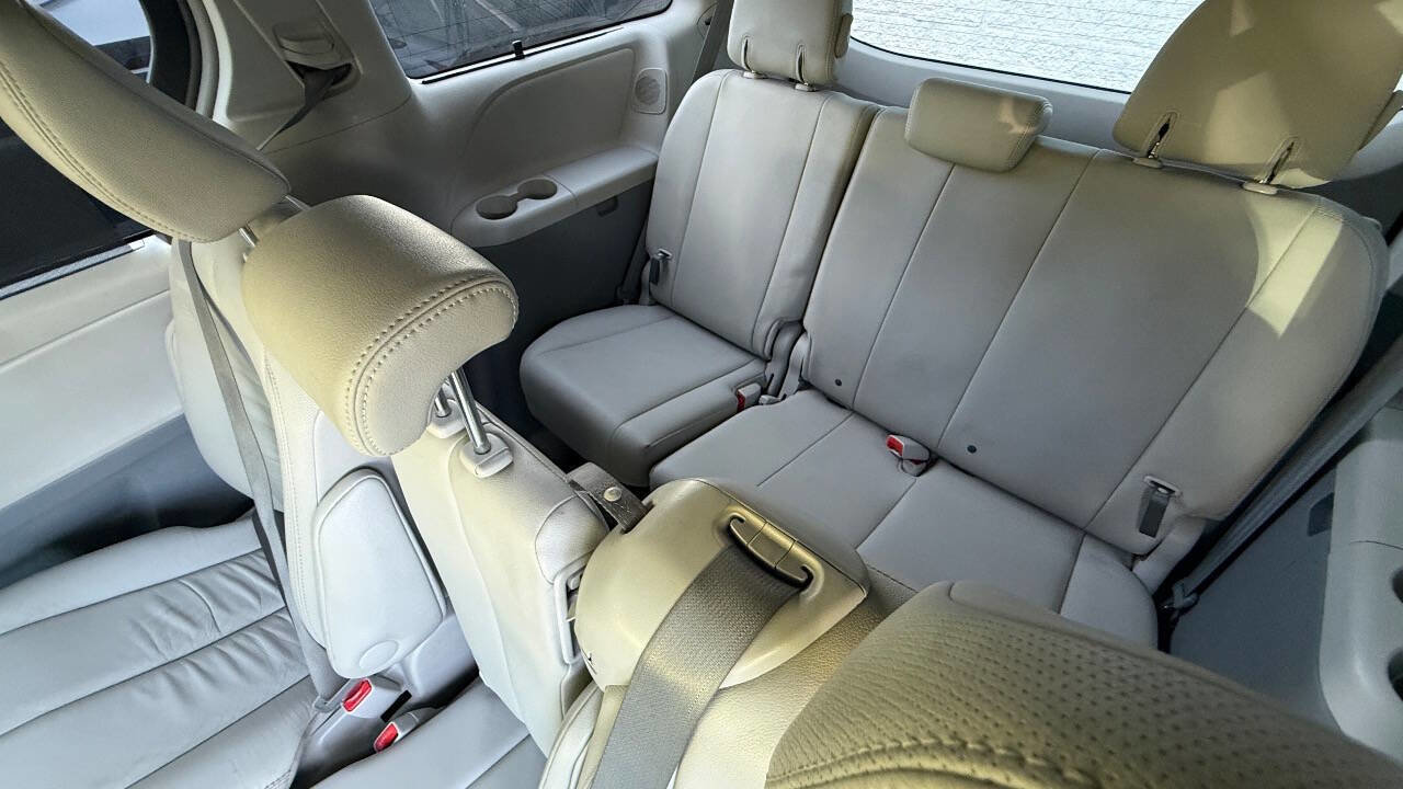 Used 2012 Toyota Sienna XLE w/ Premium Pkg FWD image 20