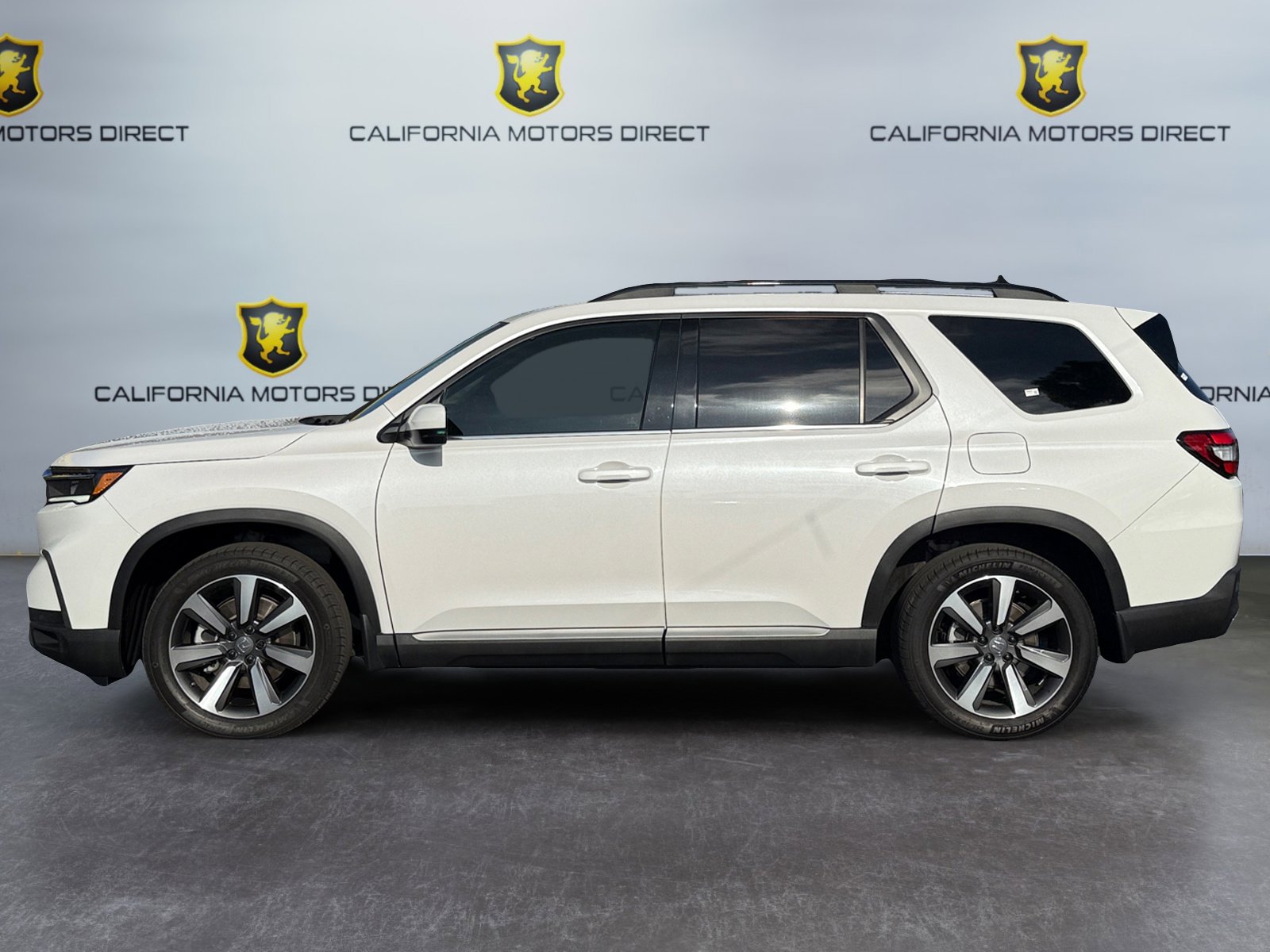 Used 2025 Honda Pilot Touring image 2