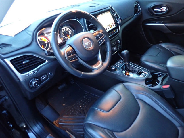 Used 2019 Jeep Cherokee Overland w/ Technology Group image 24