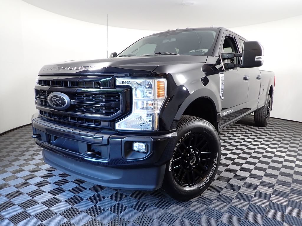 Used 2022 Ford F250 XLT w/ Black Appearance Package AWD/4WD image 2