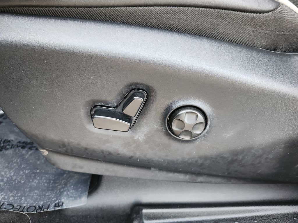 Used 2025 Chrysler Pacifica Limited FWD image 21