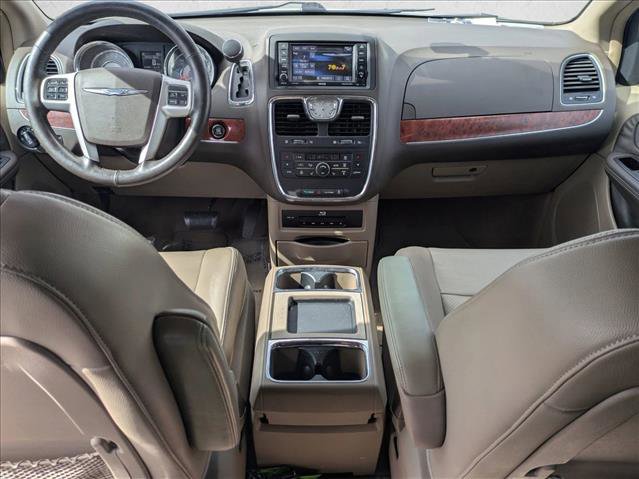 Used 2014 Chrysler Town & Country Touring-L w/ Driver Convenience Group image 16