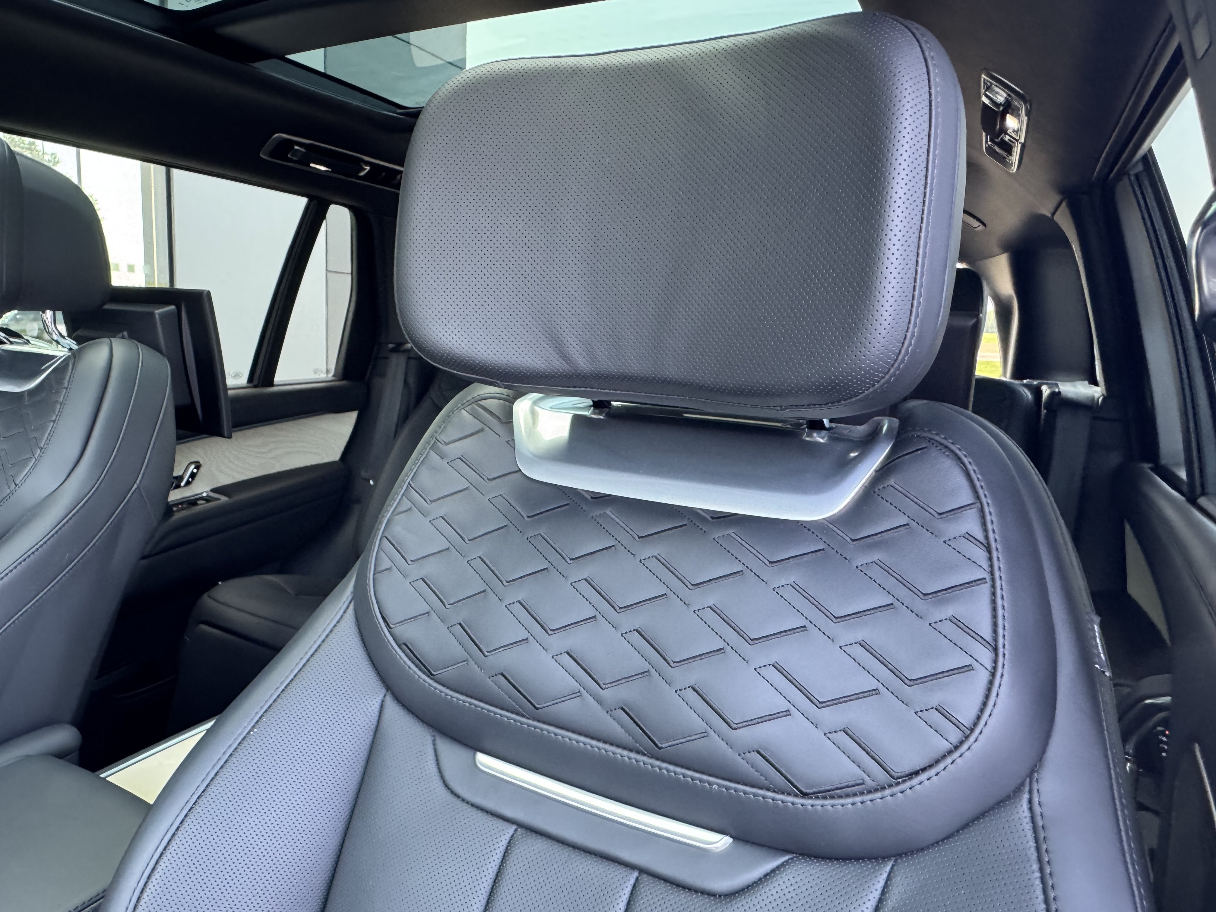 Certified 2025 Land Rover Range Rover SV AWD/4WD image 28