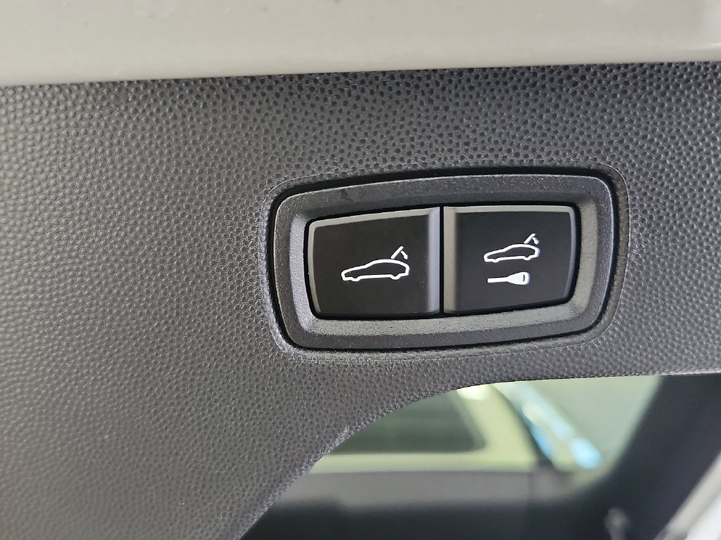 Certified 2026 Porsche Macan 4 Electric AWD/4WD image 31