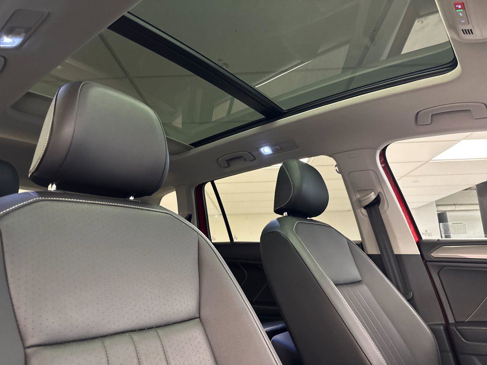 Used 2023 Volkswagen Tiguan SE w/ Panoramic Sunroof Package FWD image 16