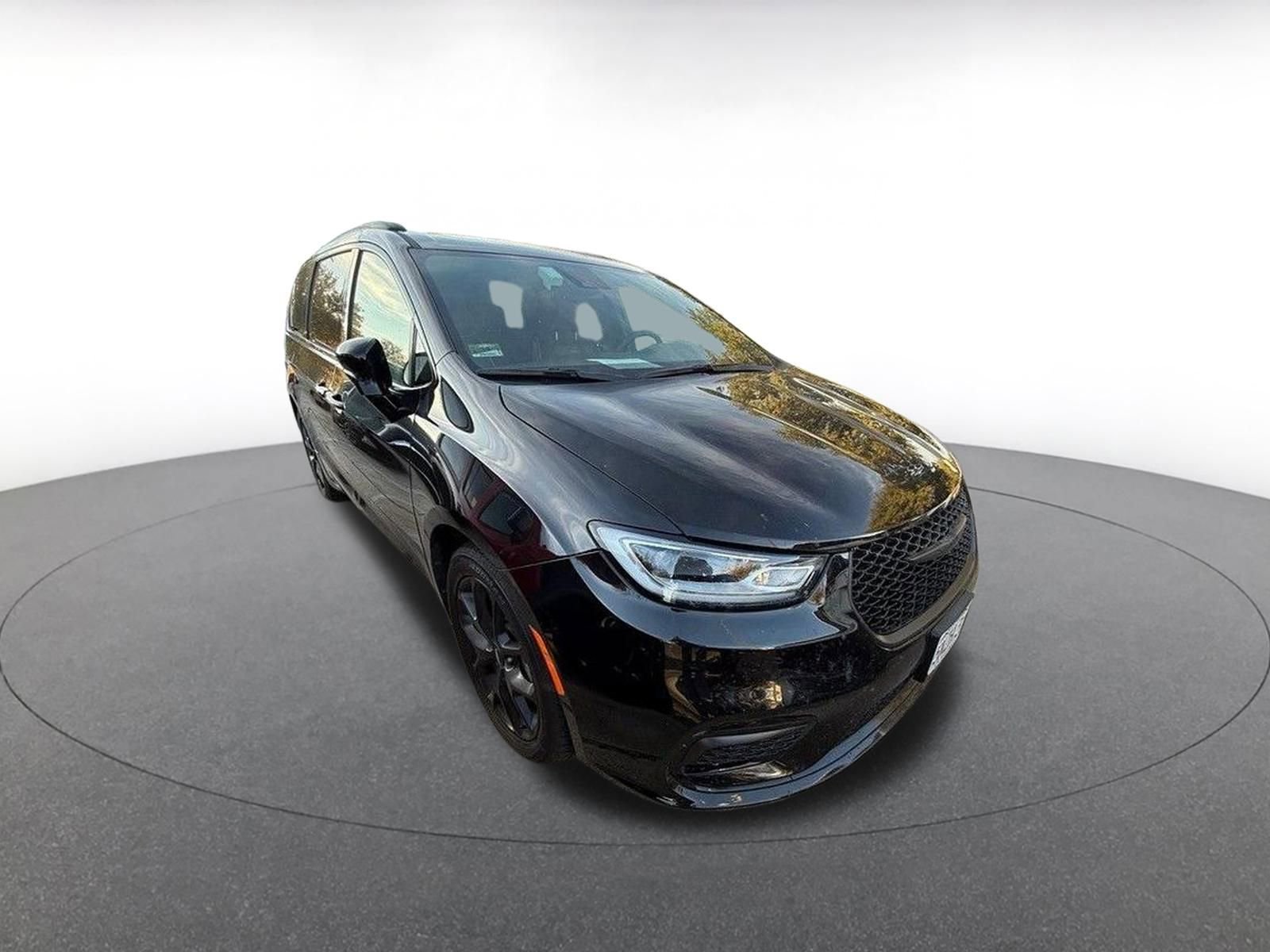 Used 2025 Chrysler Pacifica Limited image 2