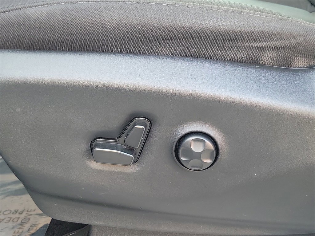 Used 2024 Chrysler Voyager LX image 15