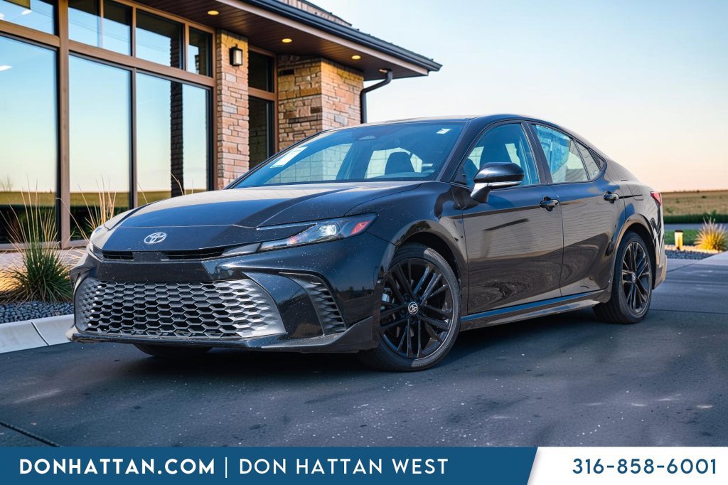 Used 2025 Toyota Camry SE FWD image 1