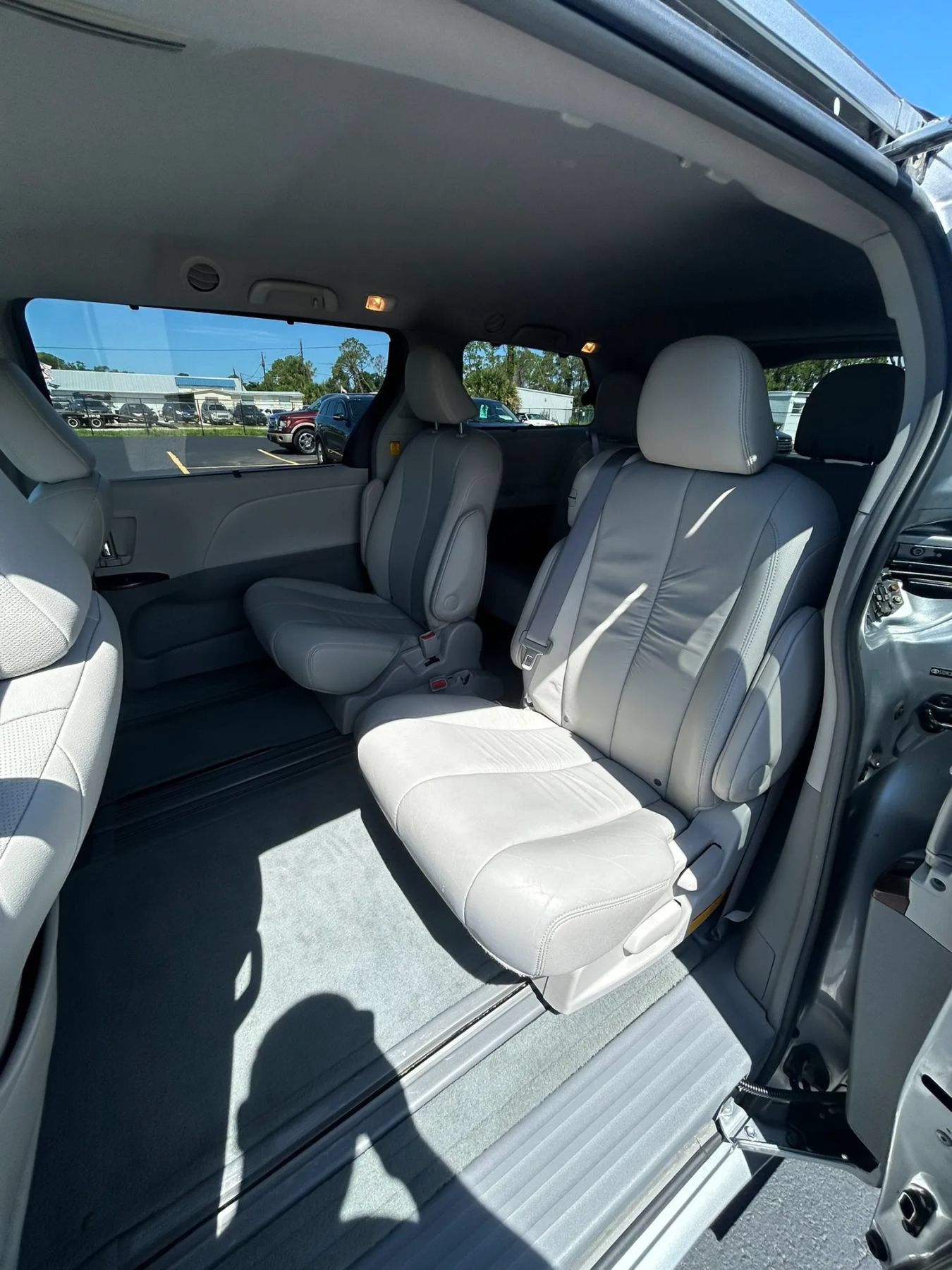 Used 2011 Toyota Sienna XLE FWD image 26