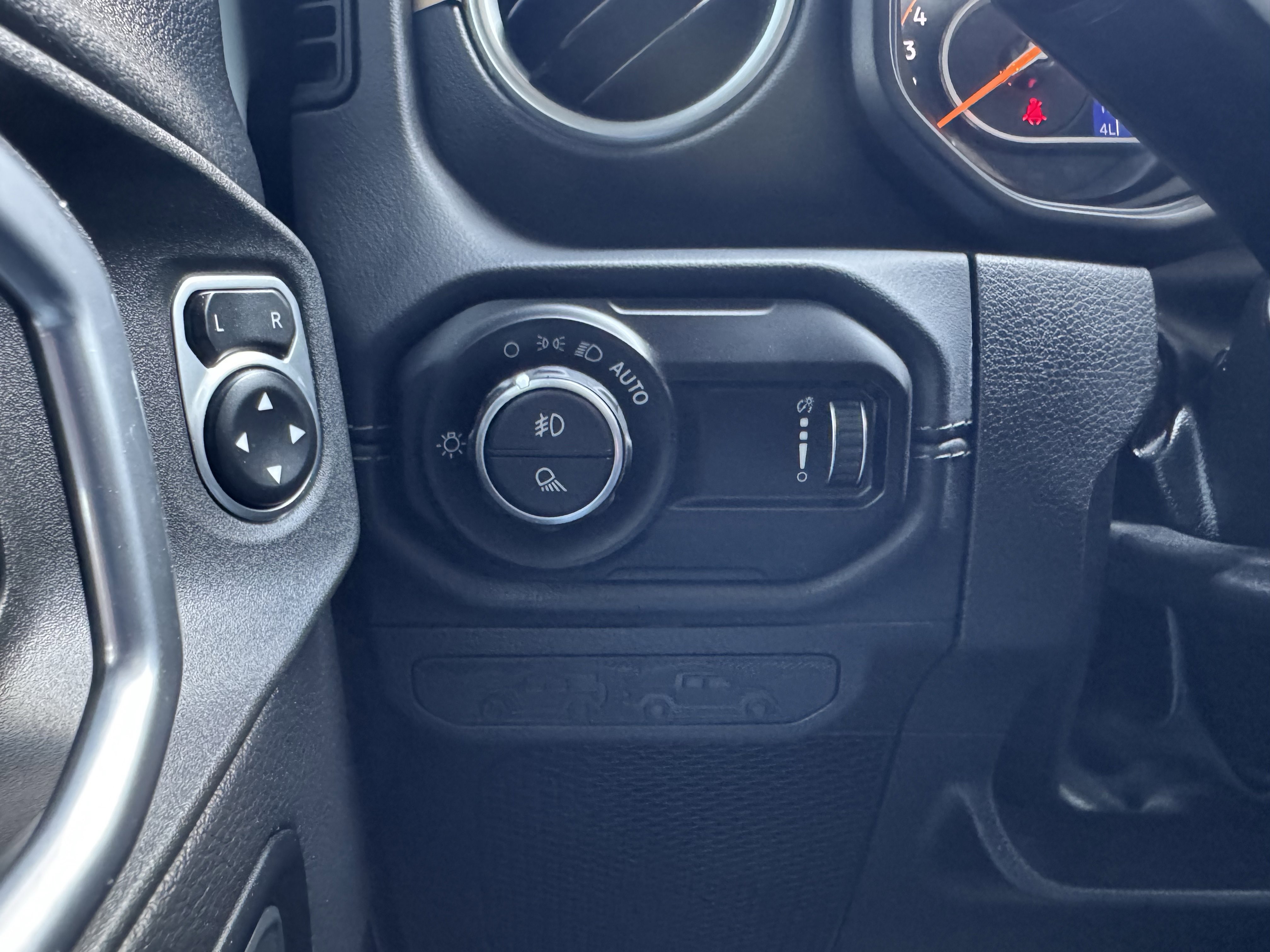 Used 2025 Jeep Gladiator Sport image 16