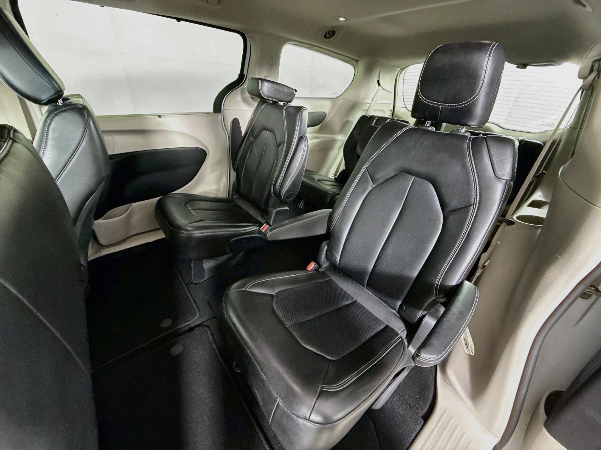 Used 2023 Chrysler Pacifica Touring-L FWD image 26