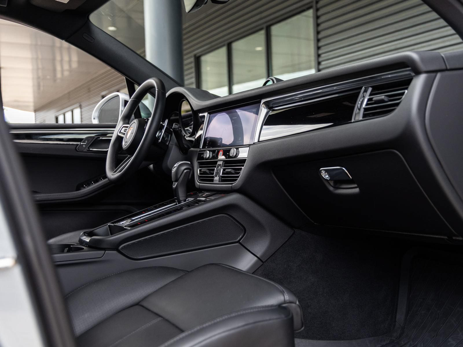 Certified 2026 Porsche Macan AWD/4WD image 46