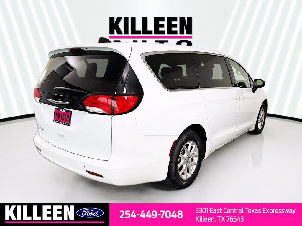 Used 2023 Chrysler Voyager LX image 8