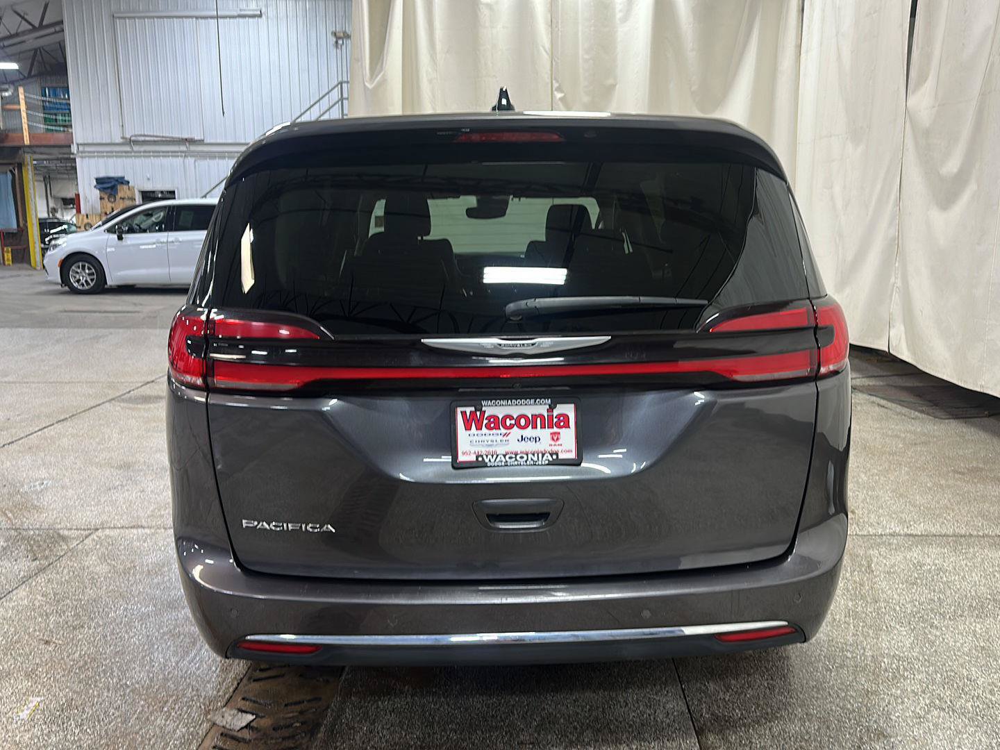 Used 2023 Chrysler Pacifica Touring-L FWD image 4