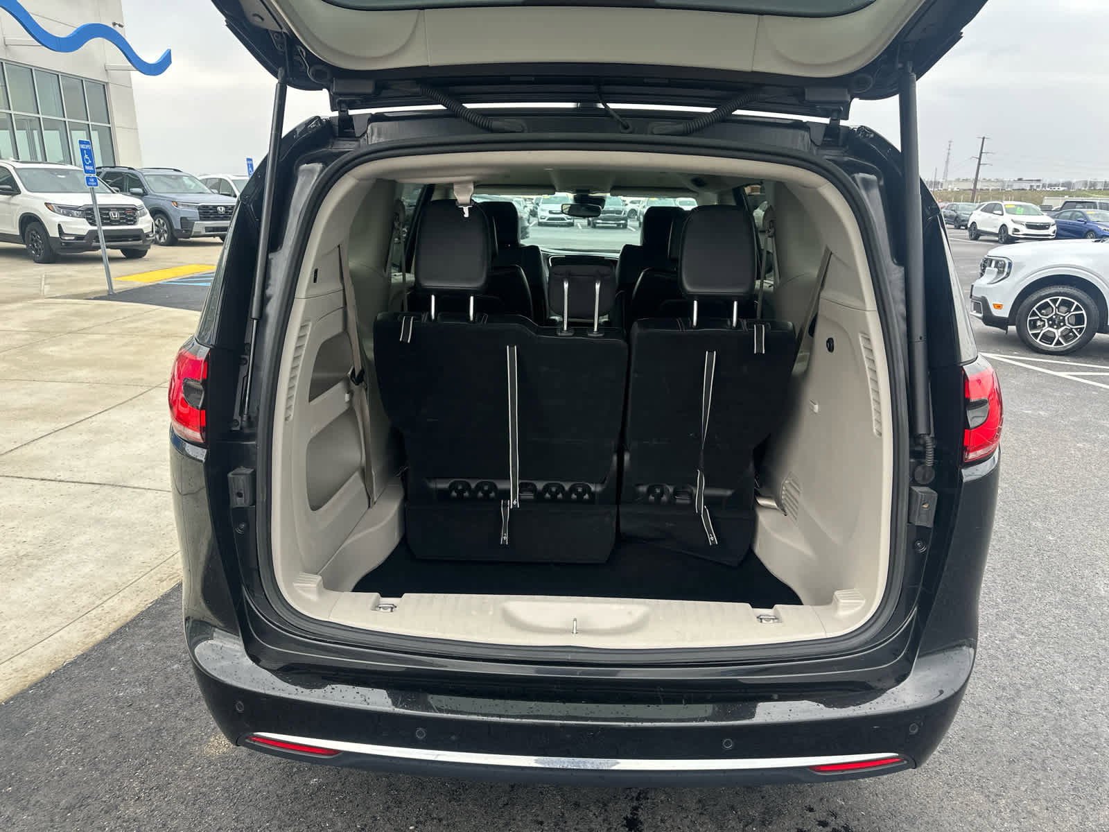 Used 2024 Chrysler Pacifica Touring-L image 14