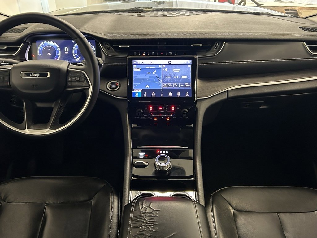 Used 2023 Jeep Grand Cherokee Limited w/ Black Appearance Package image 12