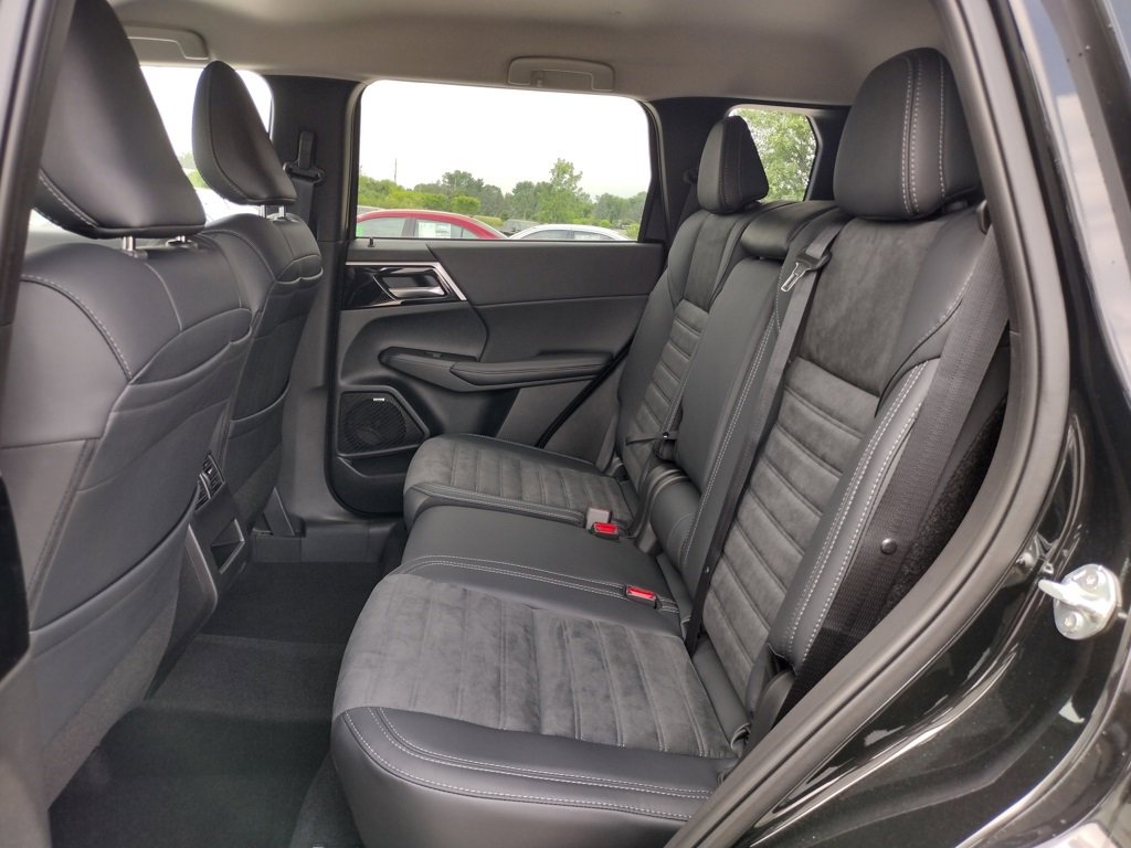 New 2025 Mitsubishi Outlander SE image 8