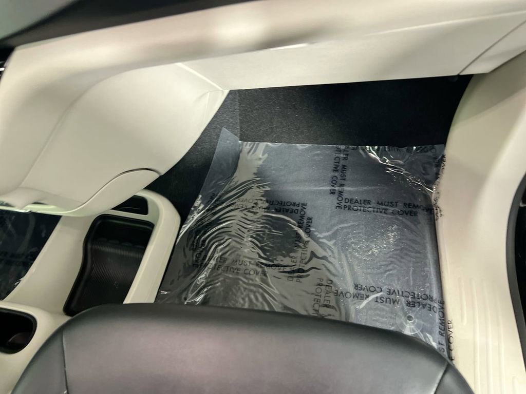 Used 2024 Chrysler Pacifica Touring-L FWD image 32